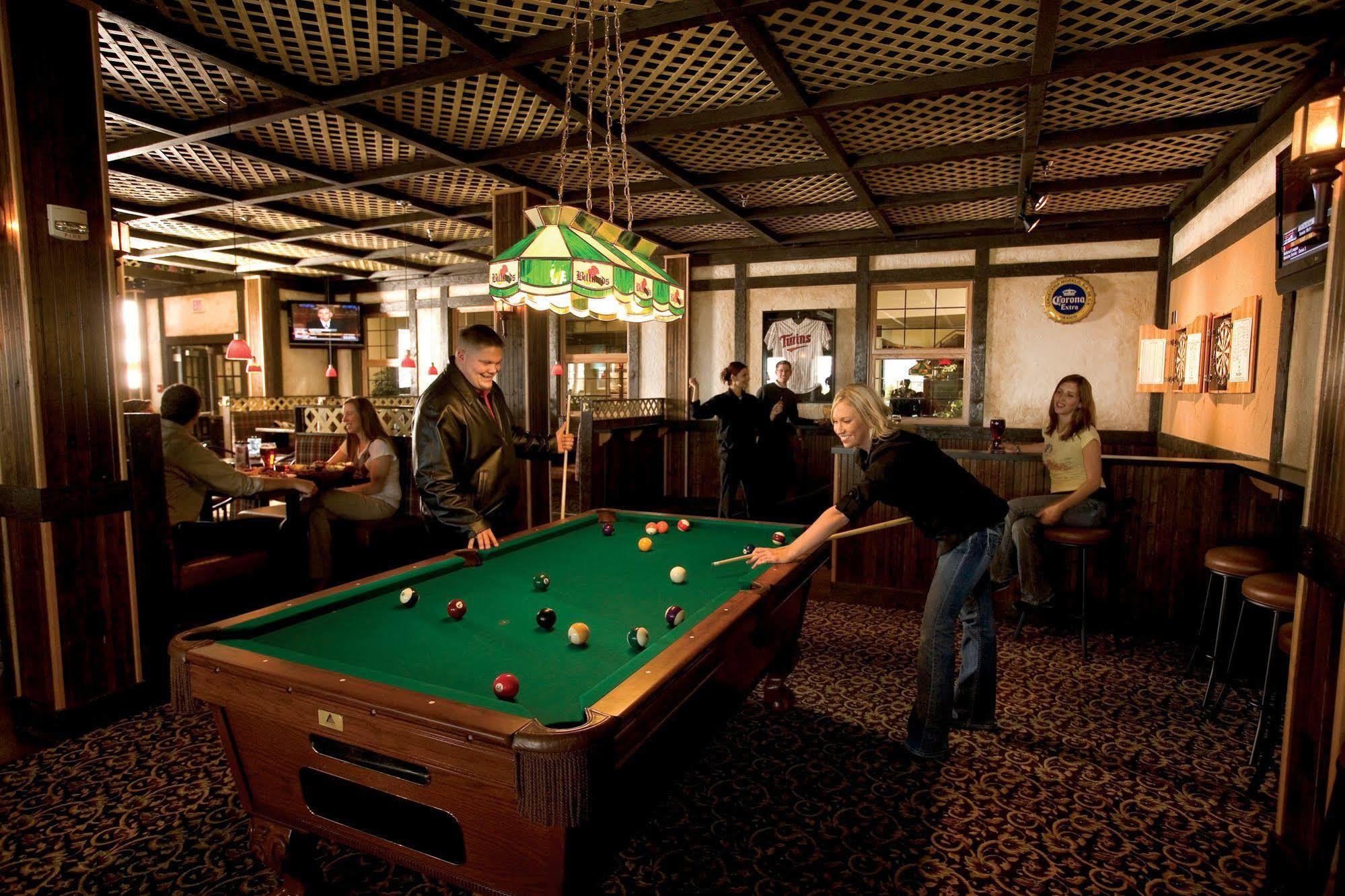 Canad Inns Destination Center Гранд Форкс Екстериор снимка