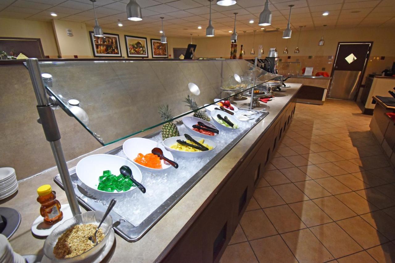 Canad Inns Destination Center Гранд Форкс Екстериор снимка